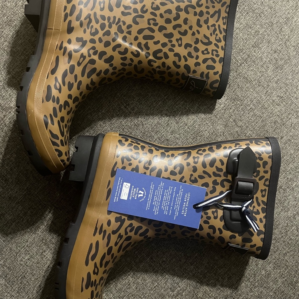 Rain boots from UK mid height .